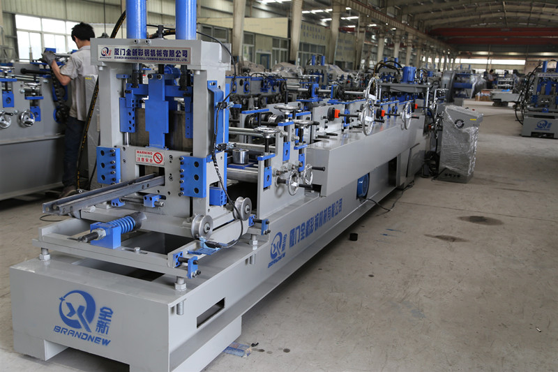 Máy cán tôn CZ100-300 xuất khẩu sang Việt Nam